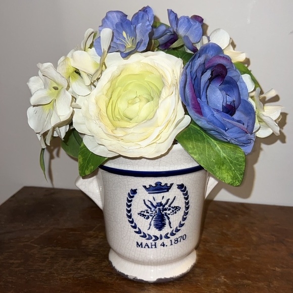 Vase with flowers - Picture 1 of 5